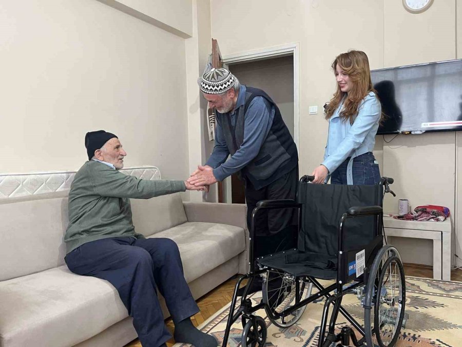 Depremde Ayağı Sakatlanan İsmail Çürük’e Tekerlekli Sandalye Yardımı