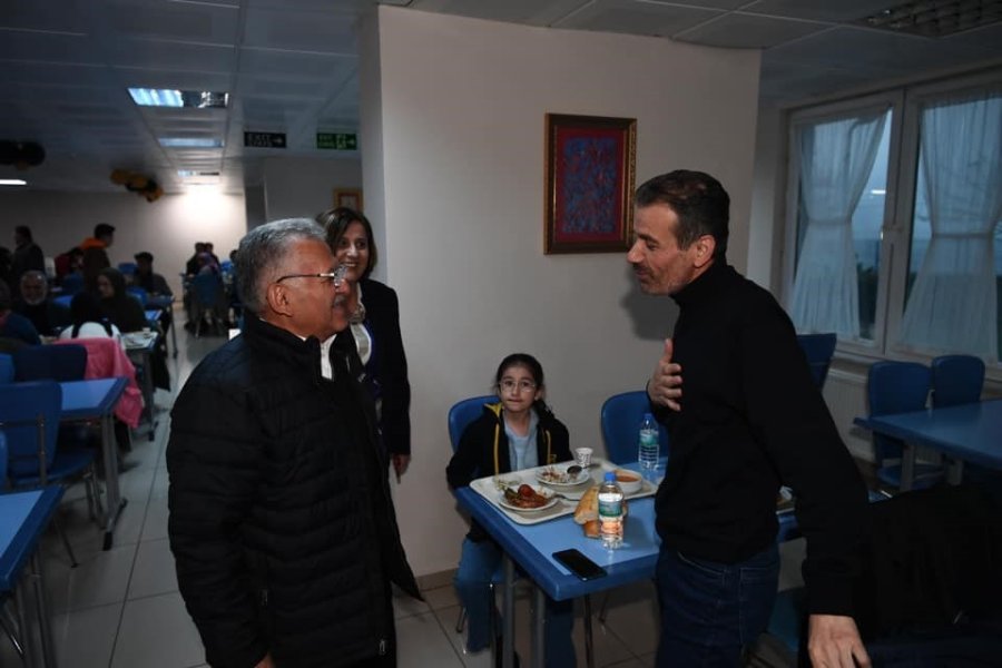 Başkan Büyükkılıç, Depremzedelerle İftar Sofrasında Bir Araya Geldi