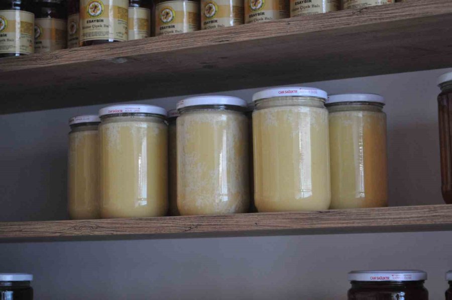 Kristalize Olmuş Bal Kendini Korumaya Almış Baldır