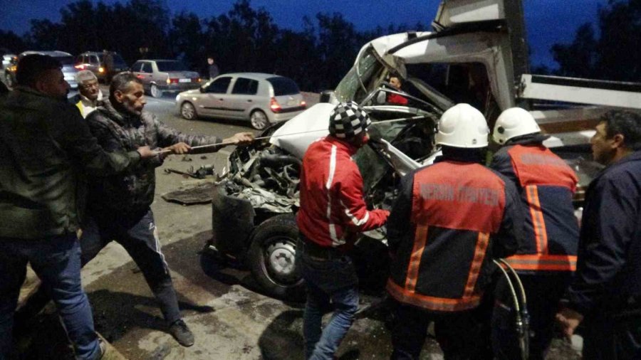 Otomobil Karşı Şeride Geçip Kamyonete Çarptı: 1 Ölü, 3 Yaralı