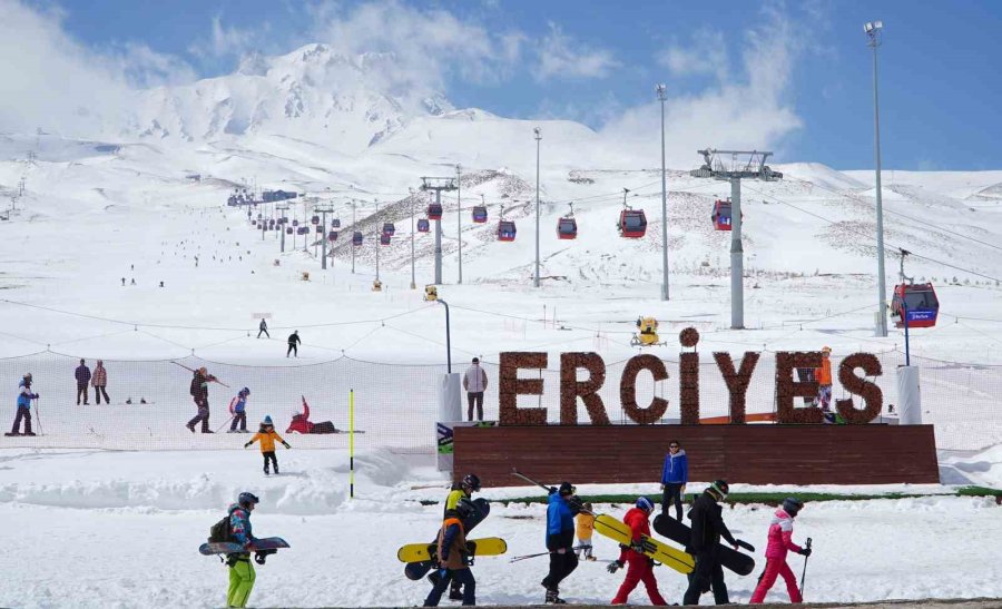 Erciyes’te Kar Yağışı, Sezonu Bayrama Kadar Uzattı