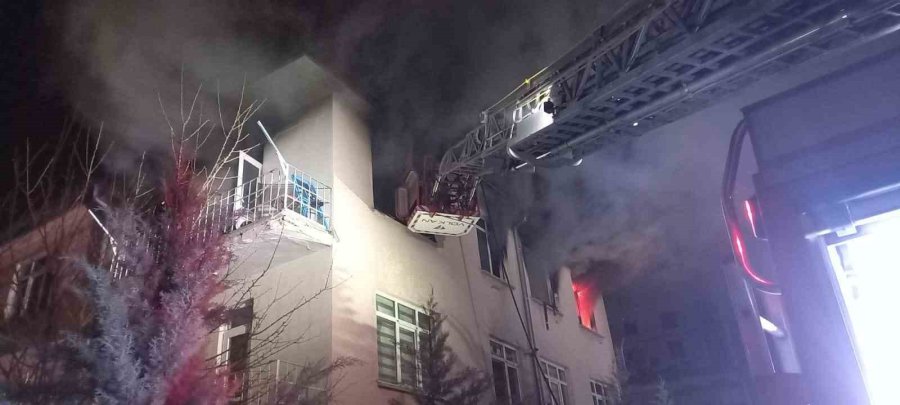 Alevlerin Sardığı Ev Kullanılamaz Hale Geldi