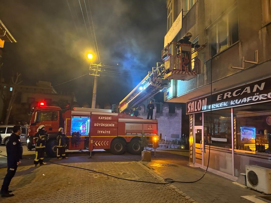 3 Katlı Binada Çıkan Yangın Söndürüldü