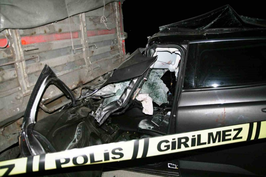 Konya’da Otomobil Tıra Çarptı: 2 Yaralı