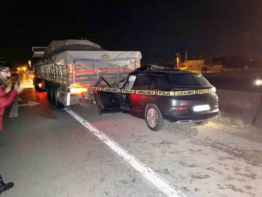 Konya’da Otomobil Tıra Çarptı: 2 Yaralı