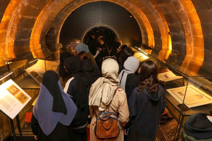 Kur’an Ayında Kur’an Sergisine Büyük İlgi