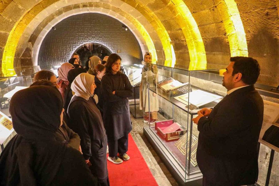 Kur’an Ayında Kur’an Sergisine Büyük İlgi