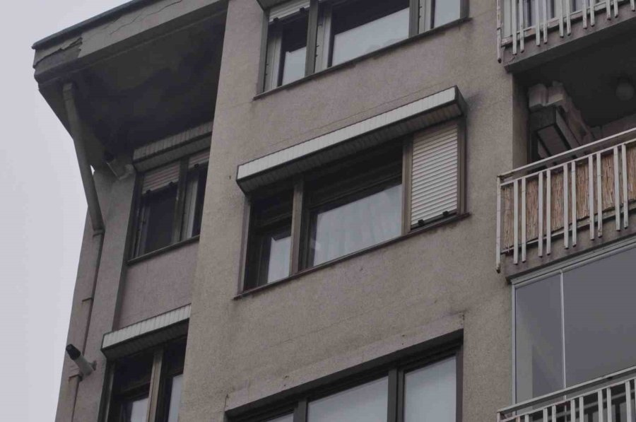 Bina Çatısında Endişe Uyandıran Tehlike Giderildi