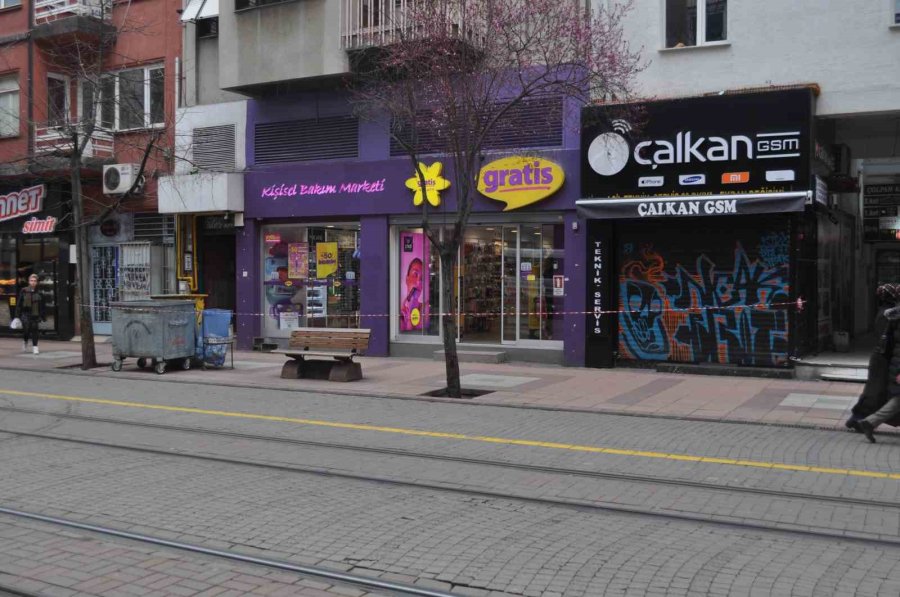 Bina Çatısında Endişe Uyandıran Tehlike Giderildi