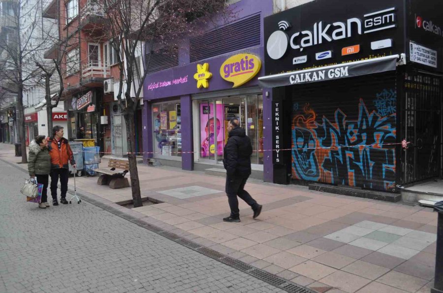 Bina Çatısında Endişe Uyandıran Tehlike Giderildi