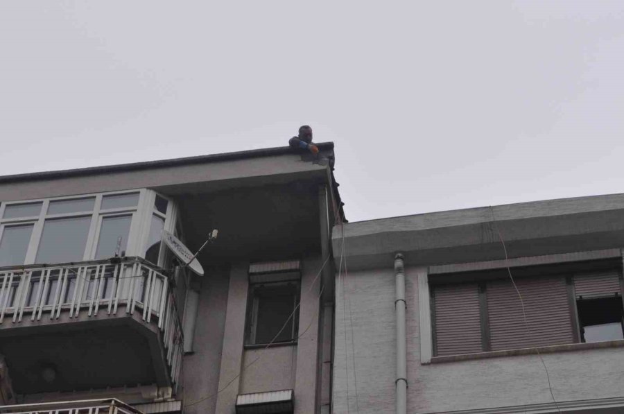 Bina Çatısında Endişe Uyandıran Tehlike Giderildi