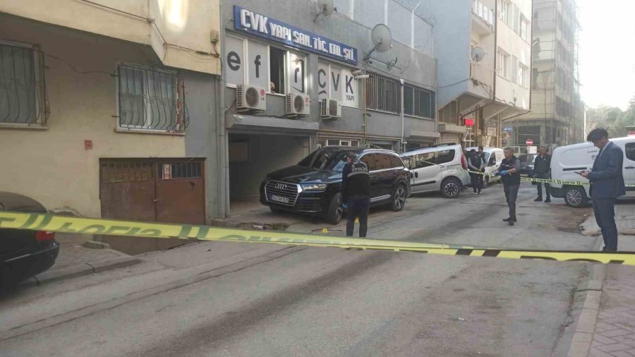 Ağzında Sigarayla İş Adamını Ayağından Vuran Şahsın Rahatlığı ’pes’ Dedirtti