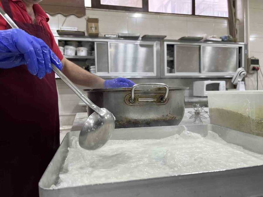 Ramazan’ın Vazgeçilmezi ‘güllaç’ın Püf Noktaları: “şeker Oranı İyi Ayarlanmalı”