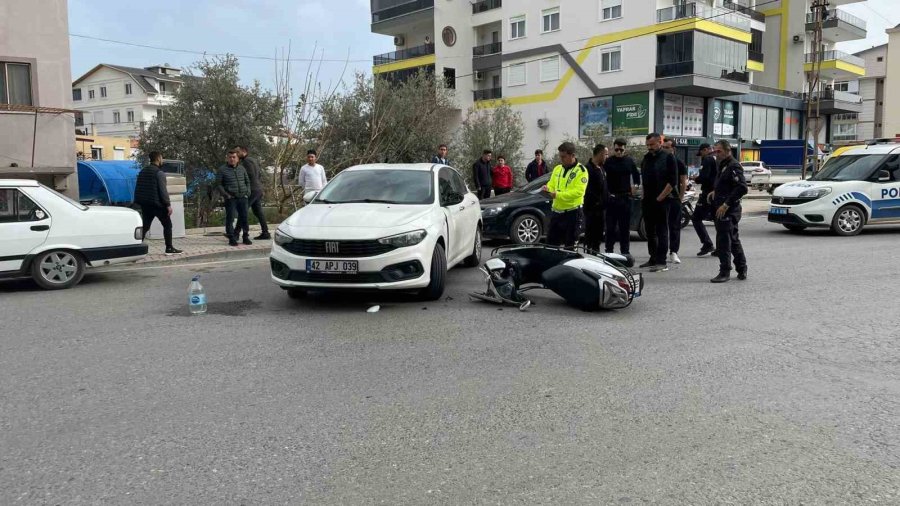 Otomobille Çarpışan Motosikletteki 2 Kişi Yaralandı
