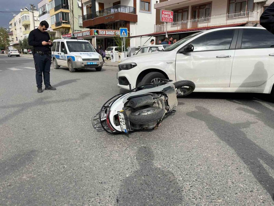 Otomobille Çarpışan Motosikletteki 2 Kişi Yaralandı