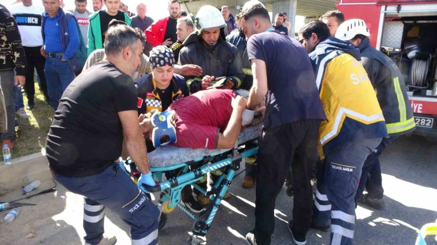 Antalya’da Freni Patlayan Tomruk Yüklü Kamyon Devrildi: 1 Yaralı