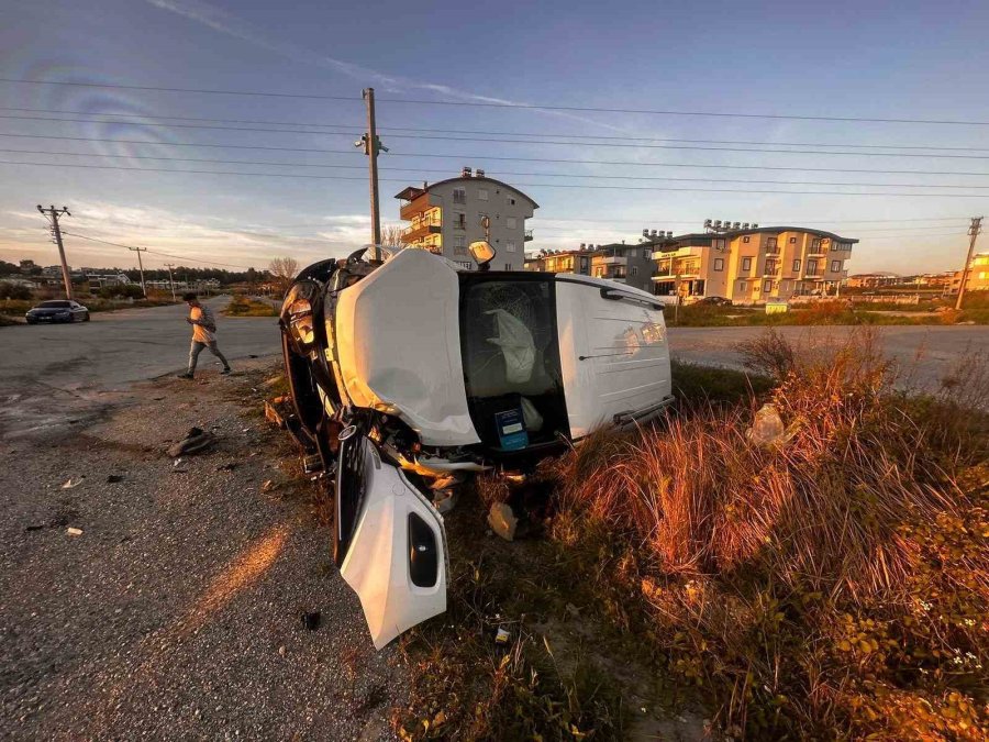 Hafif Ticari Araçlar Çarpıştı: 1 Yaralı