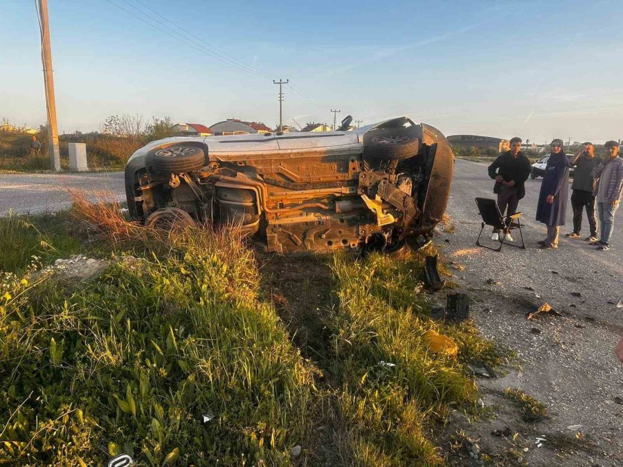 Hafif Ticari Araçlar Çarpıştı: 1 Yaralı