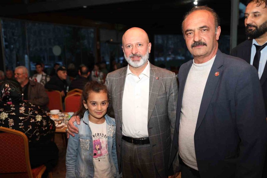 Başkan Çolakbayrakdar, İftarda Muhtarlarla Bir Araya Geldi