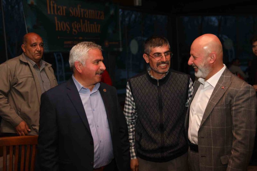 Başkan Çolakbayrakdar, İftarda Muhtarlarla Bir Araya Geldi