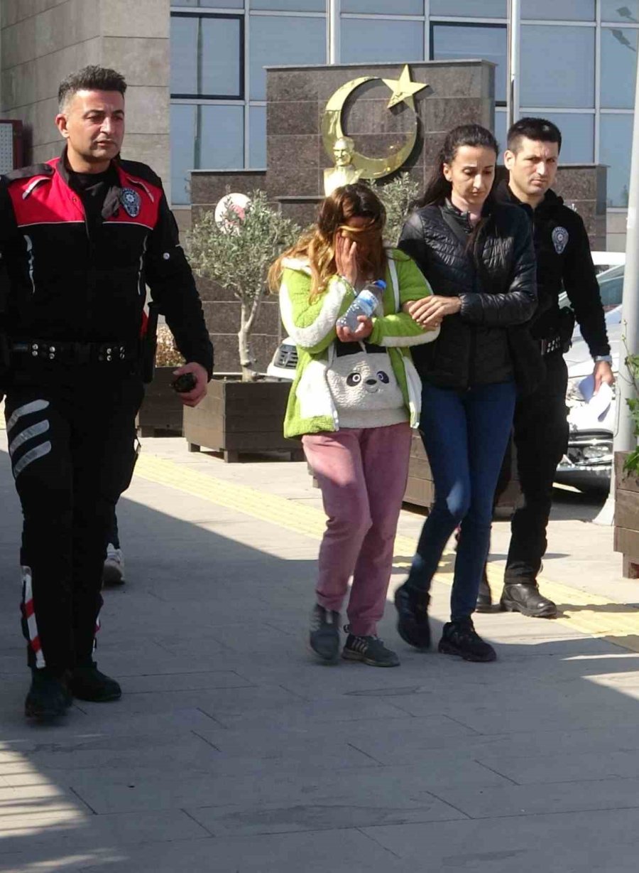 Balkona Götürüp ’seni Buradan Atarım’ Diyen Kocasını Bıçakladı