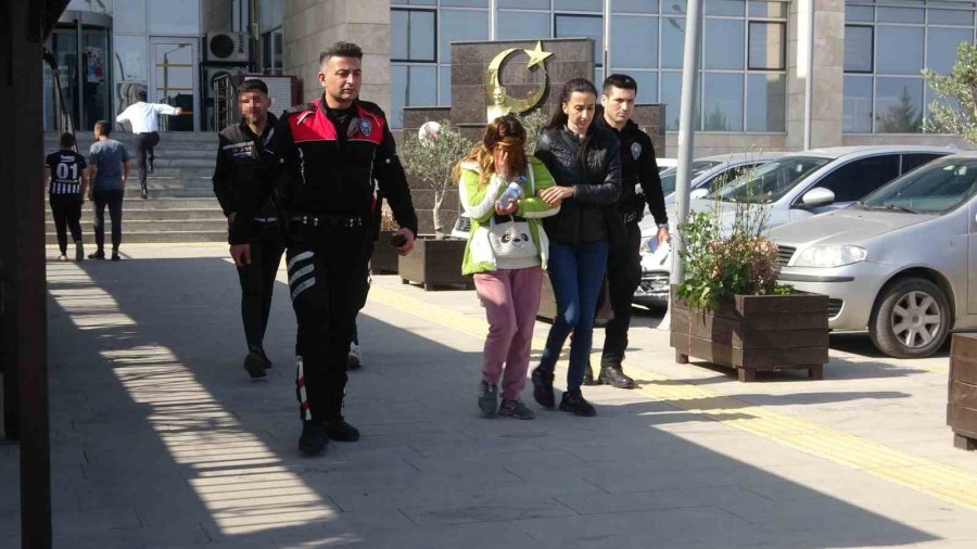 Balkona Götürüp ’seni Buradan Atarım’ Diyen Kocasını Bıçakladı