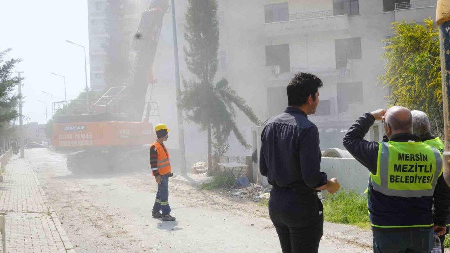 Mersin’deki Riskli Yapının Yıkımına Devam Ediliyor
