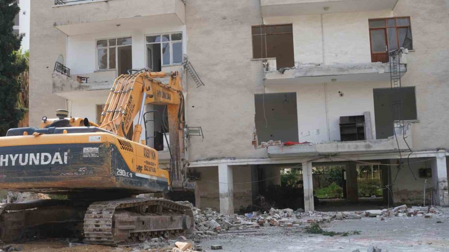 Mersin’deki Riskli Yapının Yıkımına Devam Ediliyor