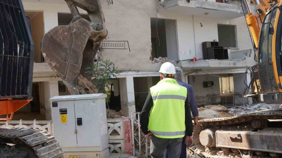 Mersin’deki Riskli Yapının Yıkımına Devam Ediliyor