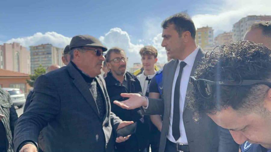 ’arsa Benim’ Dedi, Kum Döktürüp Yolu Kapattı