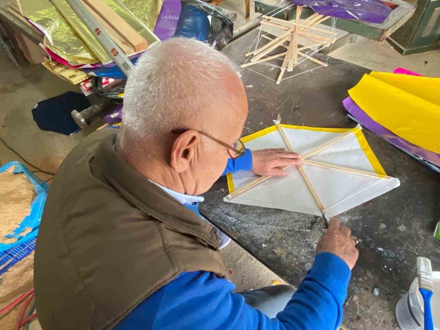 63 Yaşındaki Polis Emeklisi, Depremzede Çocuklar İçin 250 Uçurtma Yaptı