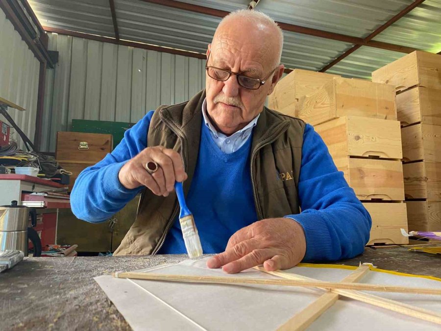 63 Yaşındaki Polis Emeklisi, Depremzede Çocuklar İçin 250 Uçurtma Yaptı