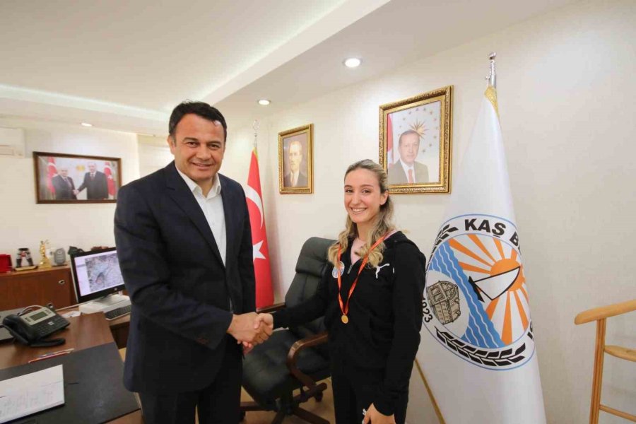 Başkan Ulutaş, Muaythai Dünya Şampiyonu Zehra Doğan’ı Kabul Etti