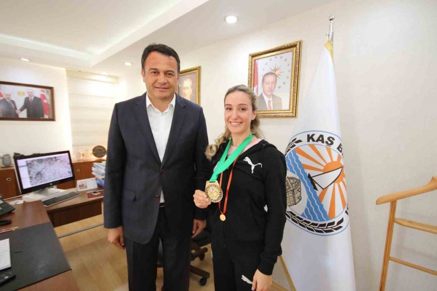 Başkan Ulutaş, Muaythai Dünya Şampiyonu Zehra Doğan’ı Kabul Etti