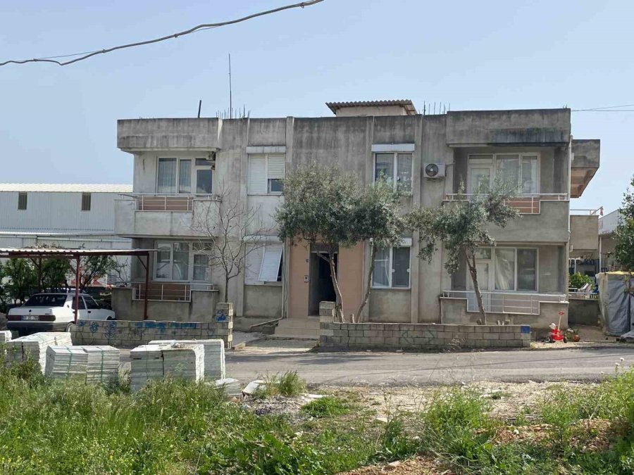 Apartman Sakinleri Sahurda Uyanınca Çaldıkları Av Tüfeğiyle Kaçtılar