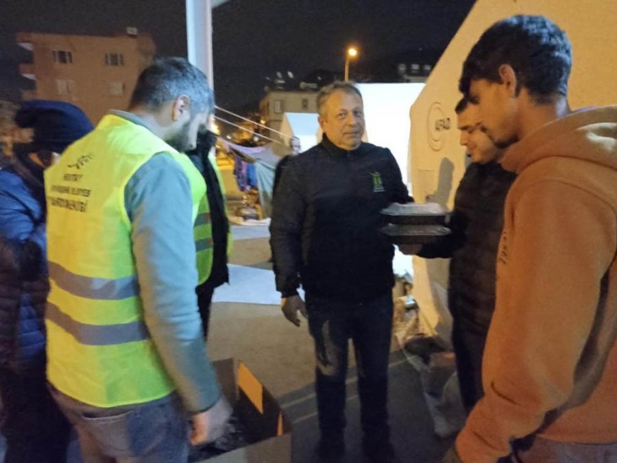 Tepebaşı’nın Hatay Arsuz’da 5 Bin Vatandaşa Sahur İkramı Sürüyor