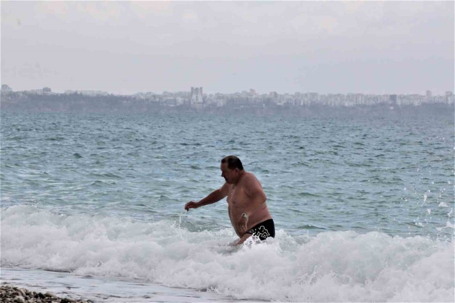 Antalya’da Deniz Ve Hava Sıcaklığı Eşitlendi, Ünlü Sahil Turkuaza Büründü