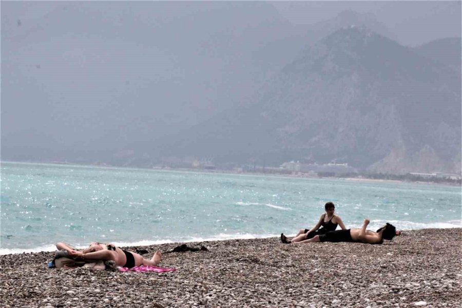 Antalya’da Deniz Ve Hava Sıcaklığı Eşitlendi, Ünlü Sahil Turkuaza Büründü