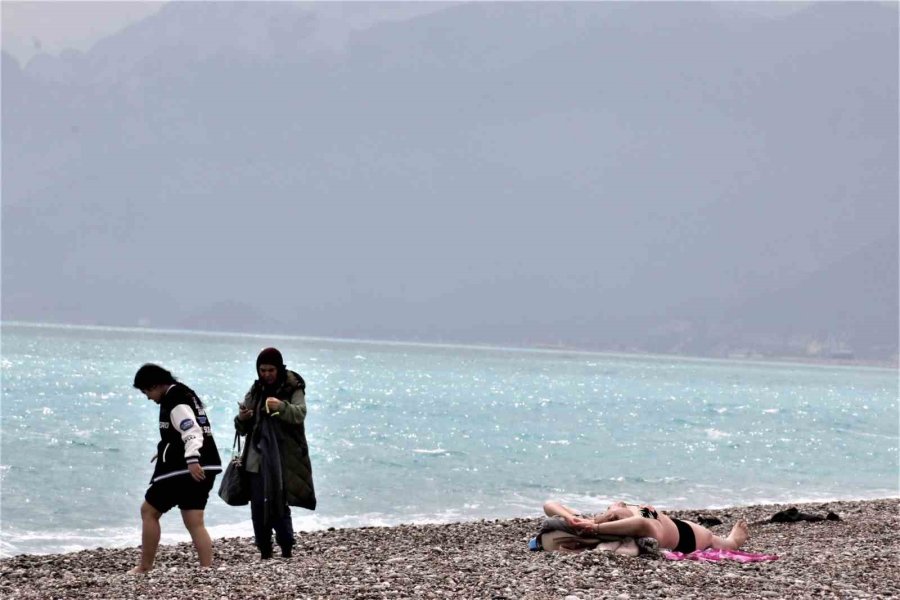Antalya’da Deniz Ve Hava Sıcaklığı Eşitlendi, Ünlü Sahil Turkuaza Büründü