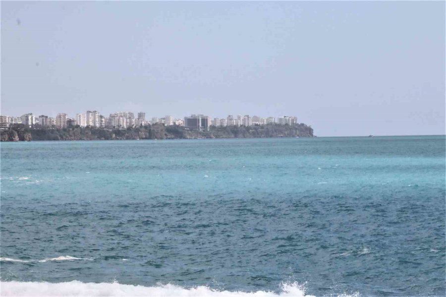 Antalya’da Deniz Ve Hava Sıcaklığı Eşitlendi, Ünlü Sahil Turkuaza Büründü