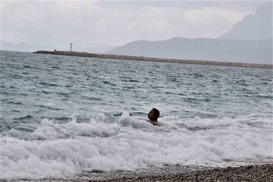 Antalya’da Deniz Ve Hava Sıcaklığı Eşitlendi, Ünlü Sahil Turkuaza Büründü