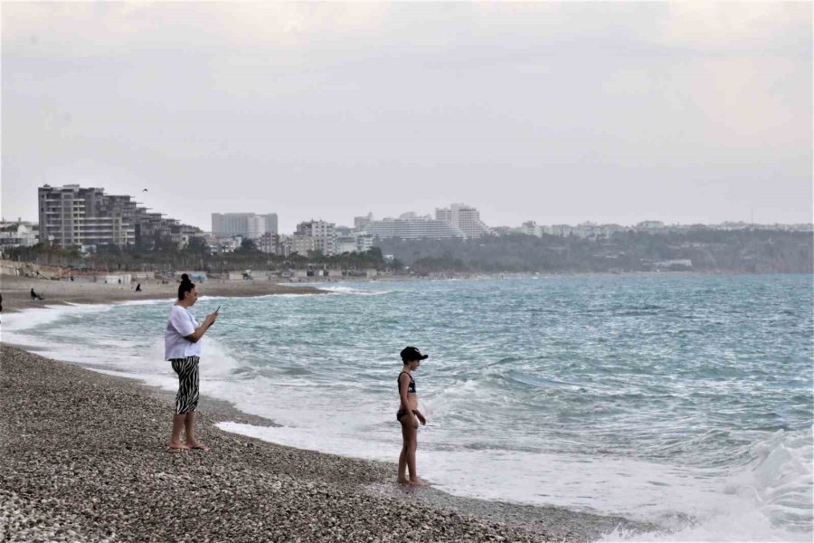 Antalya’da Deniz Ve Hava Sıcaklığı Eşitlendi, Ünlü Sahil Turkuaza Büründü