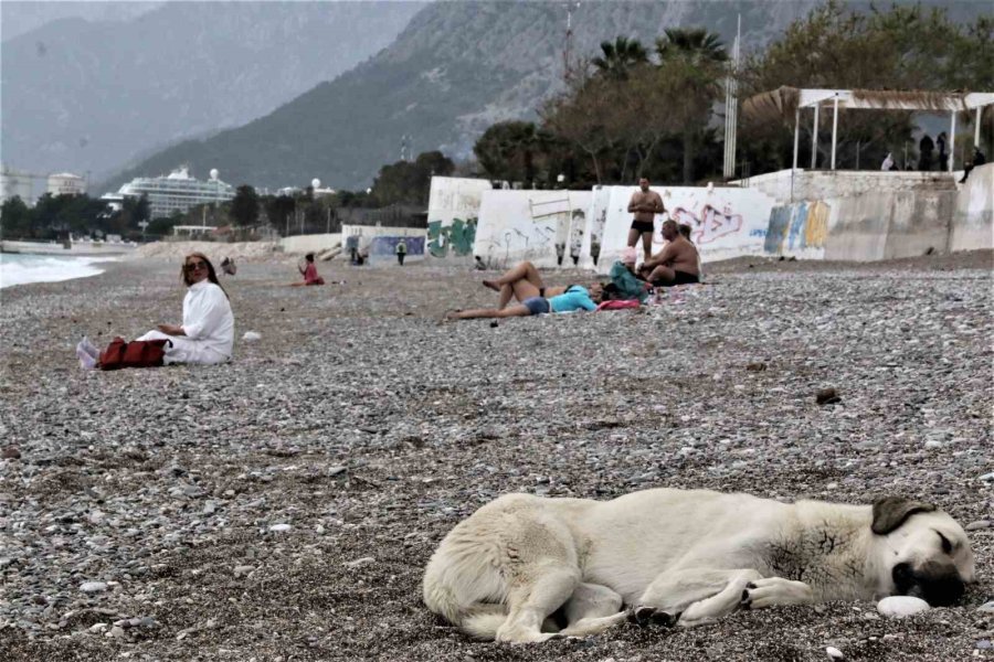 Antalya’da Deniz Ve Hava Sıcaklığı Eşitlendi, Ünlü Sahil Turkuaza Büründü
