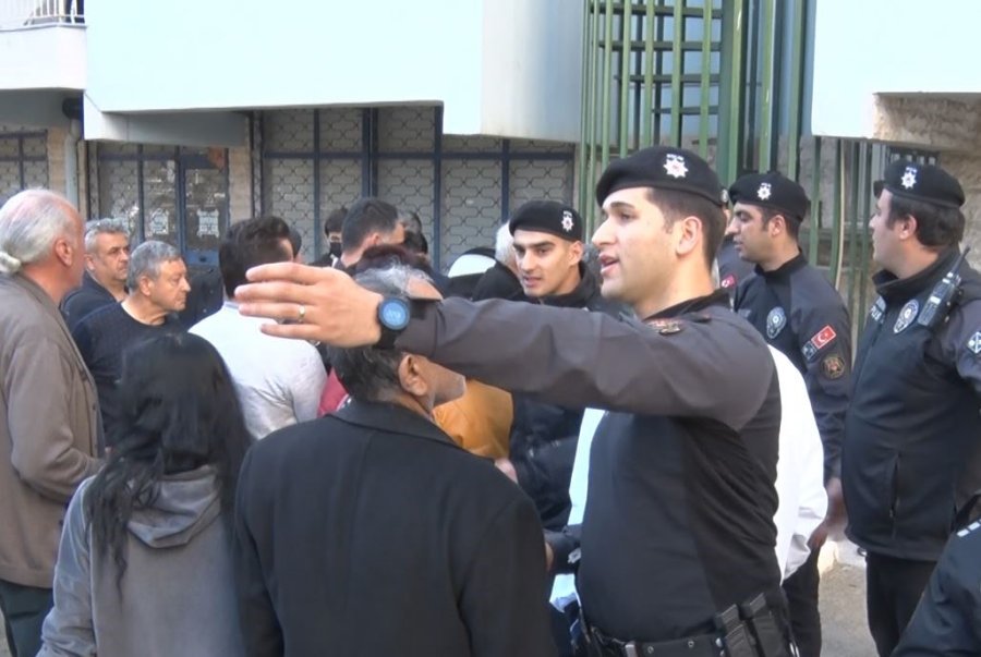 Antalya’da 590 Dairelik Sitede Karot Gerginliğine Çevik Kuvvet Müdahalesi