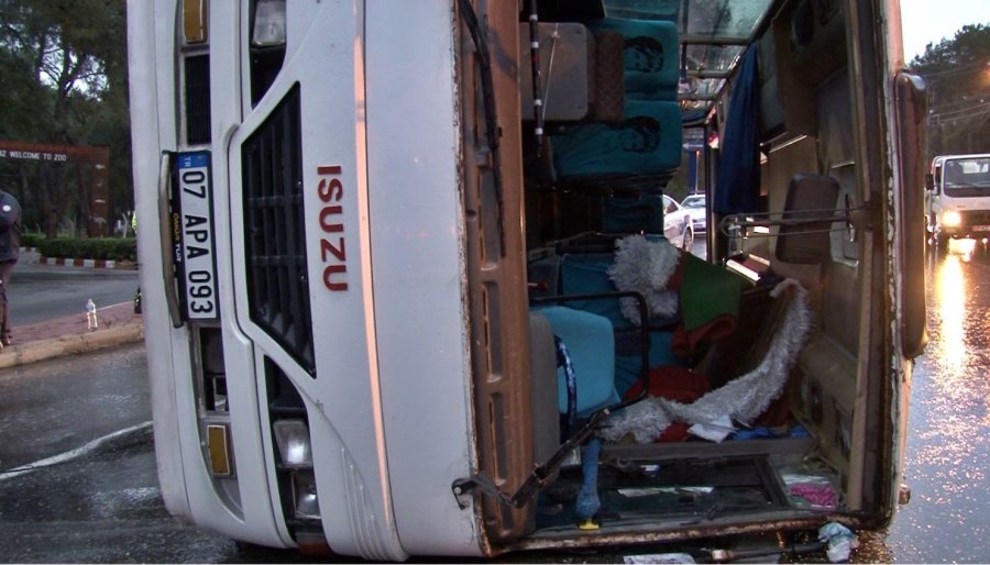 Fabrika Personelini Taşıyan Servis Devrildi: 7 Yaralı