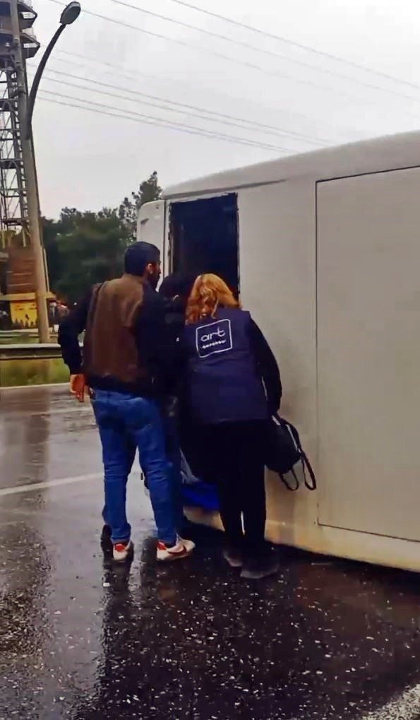 Fabrika Personelini Taşıyan Servis Devrildi: 7 Yaralı