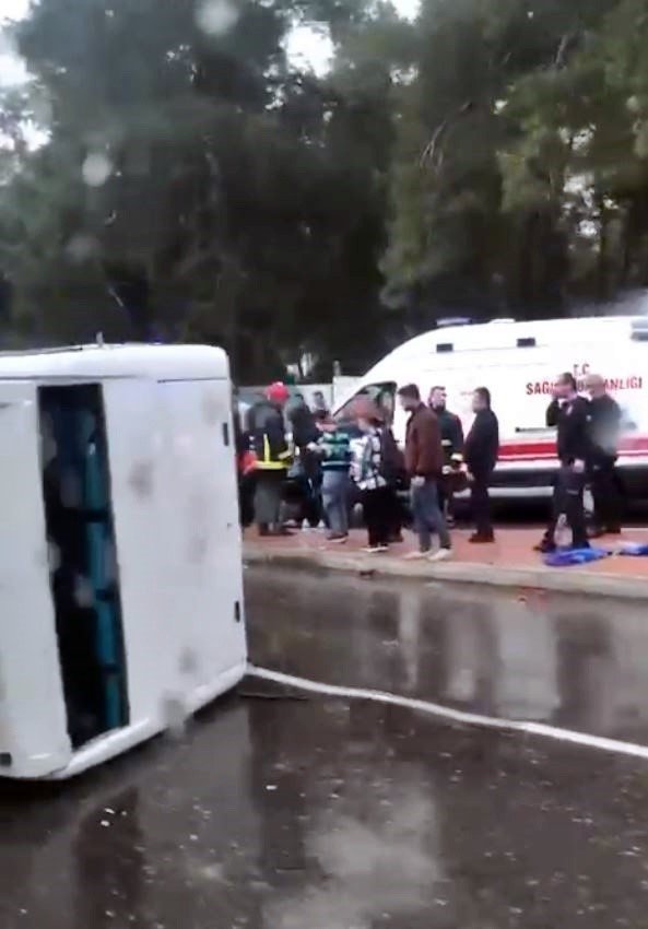 Fabrika Personelini Taşıyan Servis Devrildi: 7 Yaralı