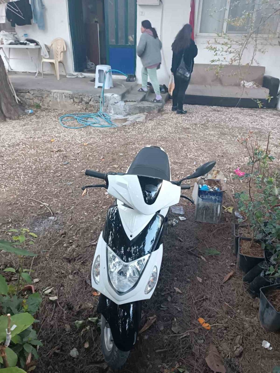 Polis, Çalıntı Motosikleti Şüpheliyle Birlikte Jandarmaya Teslim Etti