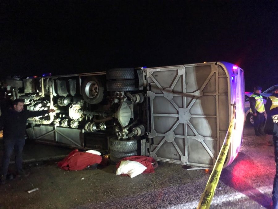 Deprem Bölgesinden Dönen Belediye Personellerini Taşıyan Otobüs Devrildi: 3 Ölü, 14 Yaralı