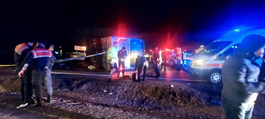 Deprem Bölgesinden Dönen Belediye Personellerini Taşıyan Otobüs Devrildi: 3 Ölü, 14 Yaralı